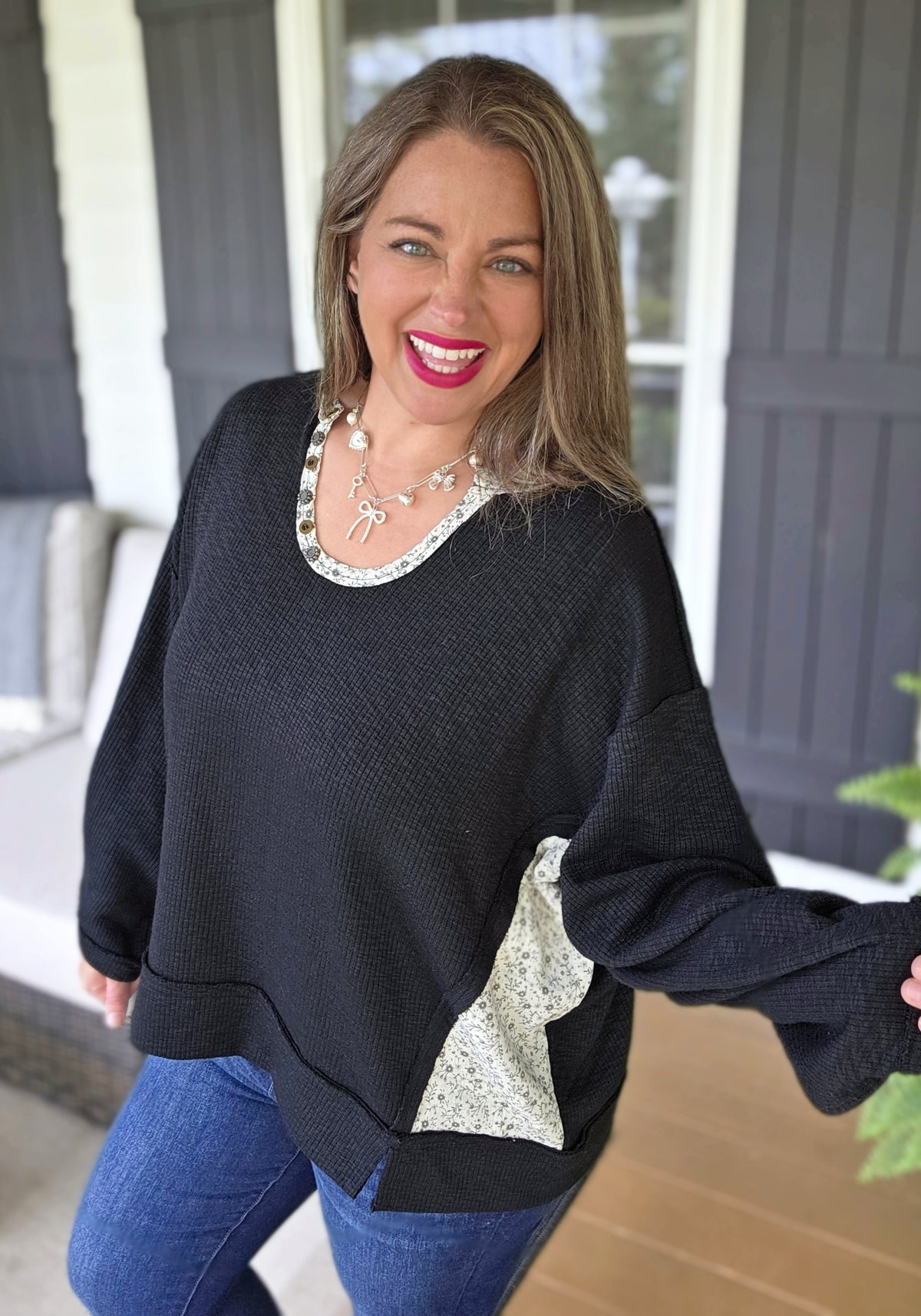 POL BLACK/FORAL CONTRAST OVERSIZED TOP W/ U SCOOP NECK AND BUTTON TRIM