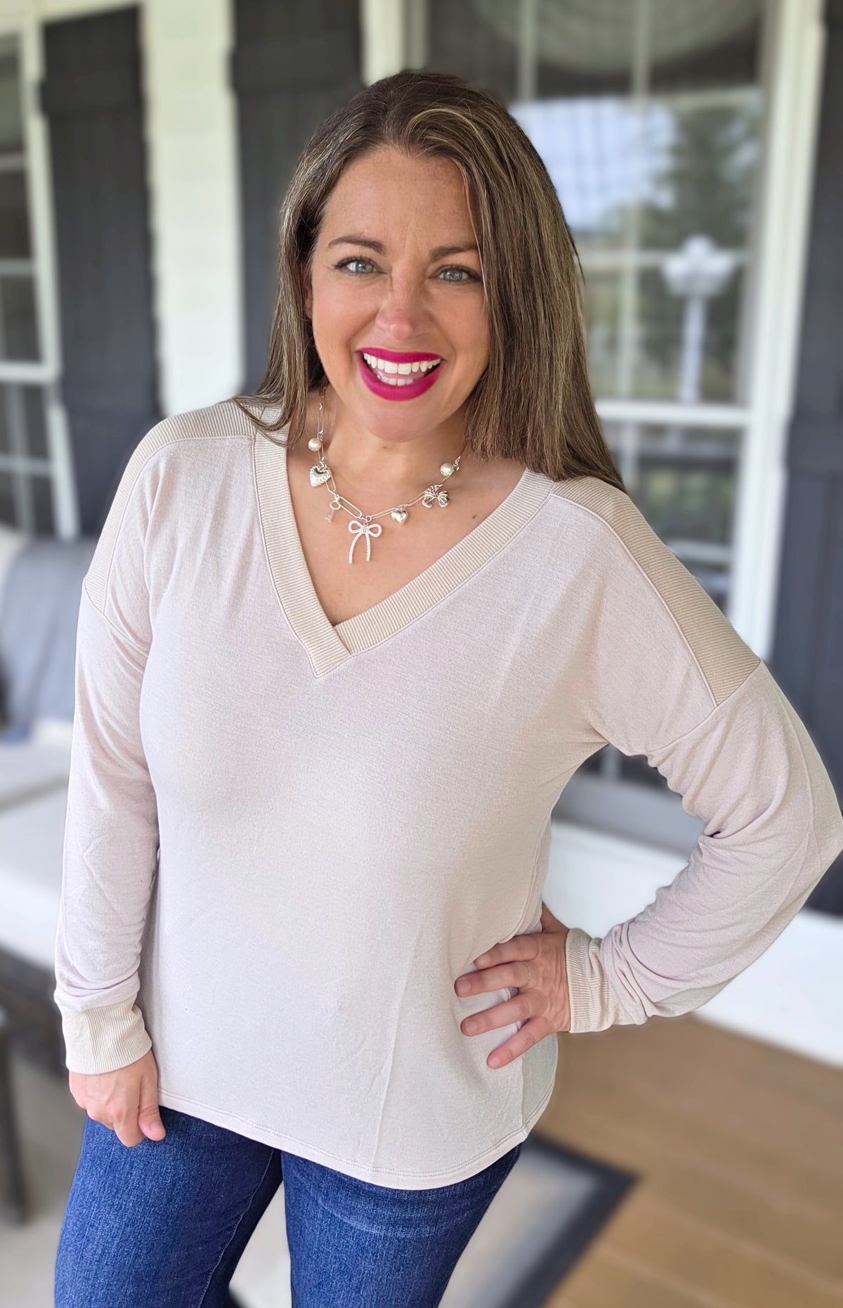 NATURAL V NECK FABRIC BLOCKED KNIT TOP