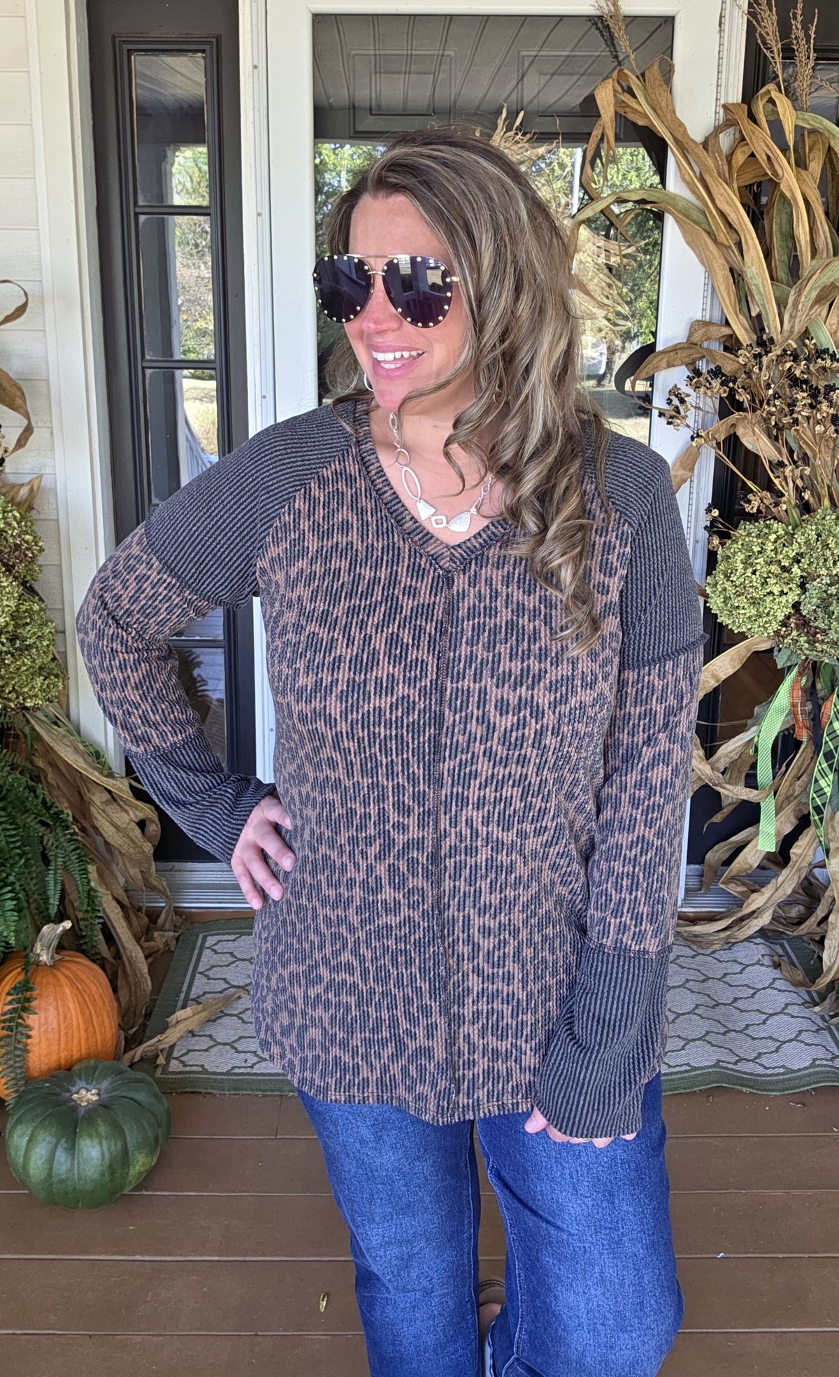CHARCOAL/BROWN RASIED RIBBED ANIMAL PRINT TOP W/ CENTER SEAM