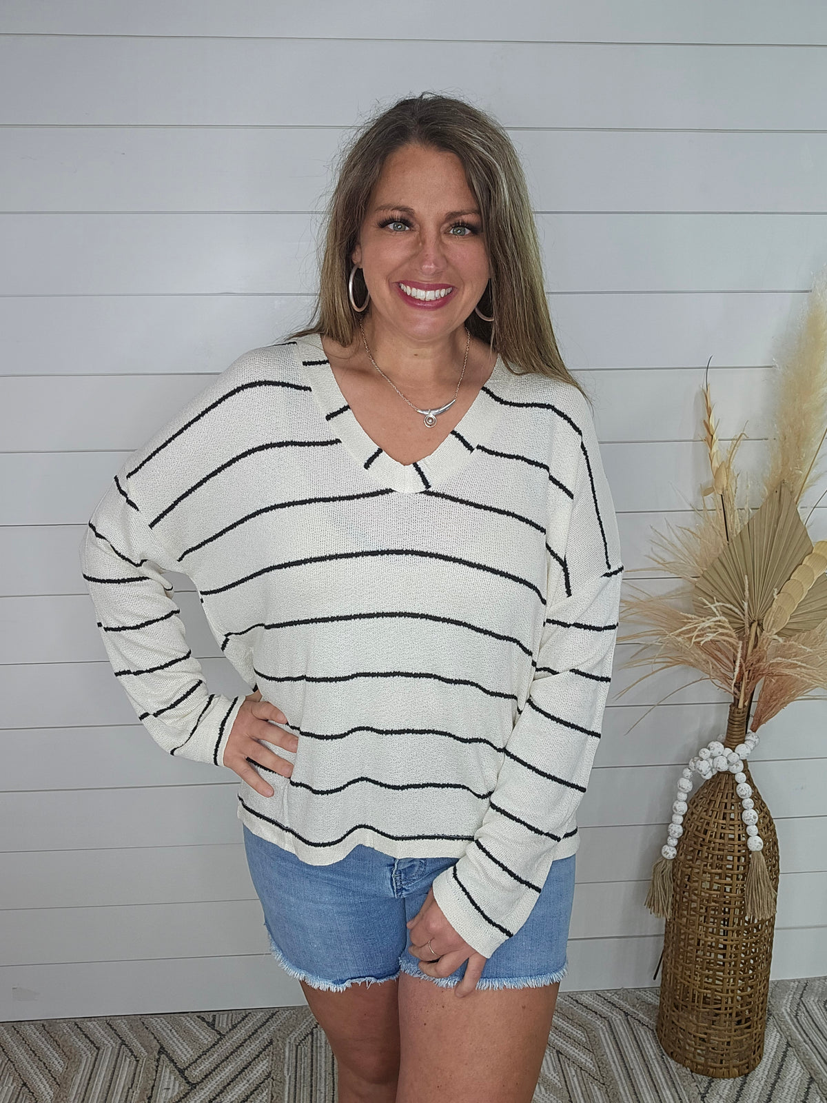 IVORY/BLACK KNIT V NECK LIGHT WEIGHT SWEATER