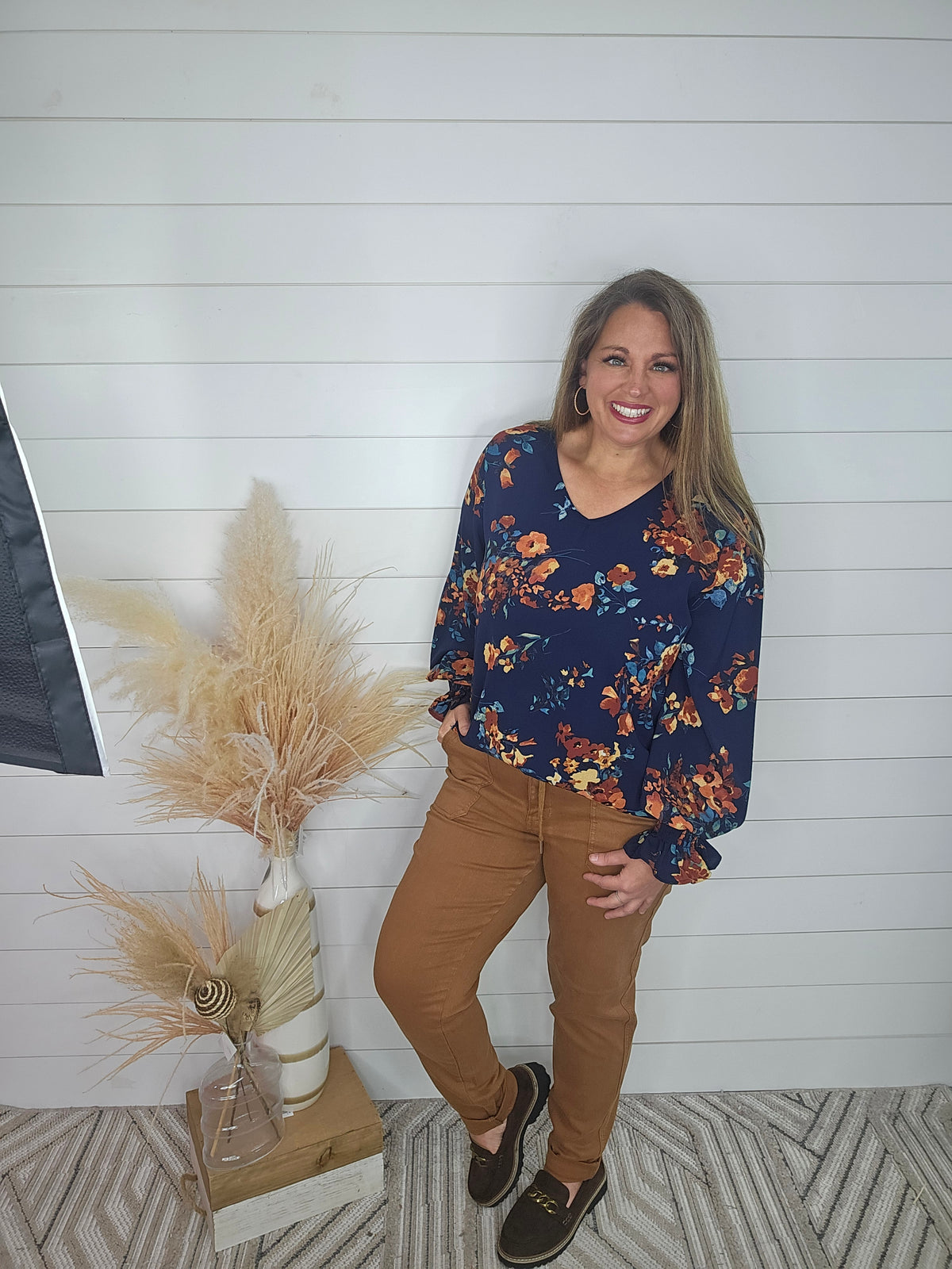 NAVY FLORAL WOVEN TOP W/ SMOCKED CUFF SLEEVES