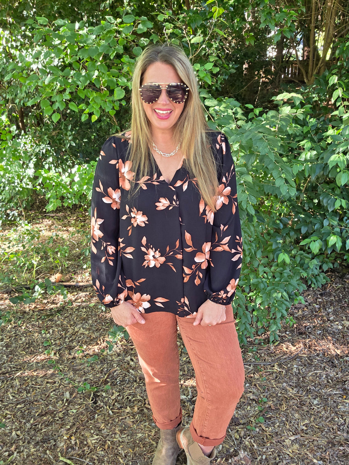 BLACK/RUST FLORAL WOVEN PLEATED TOP