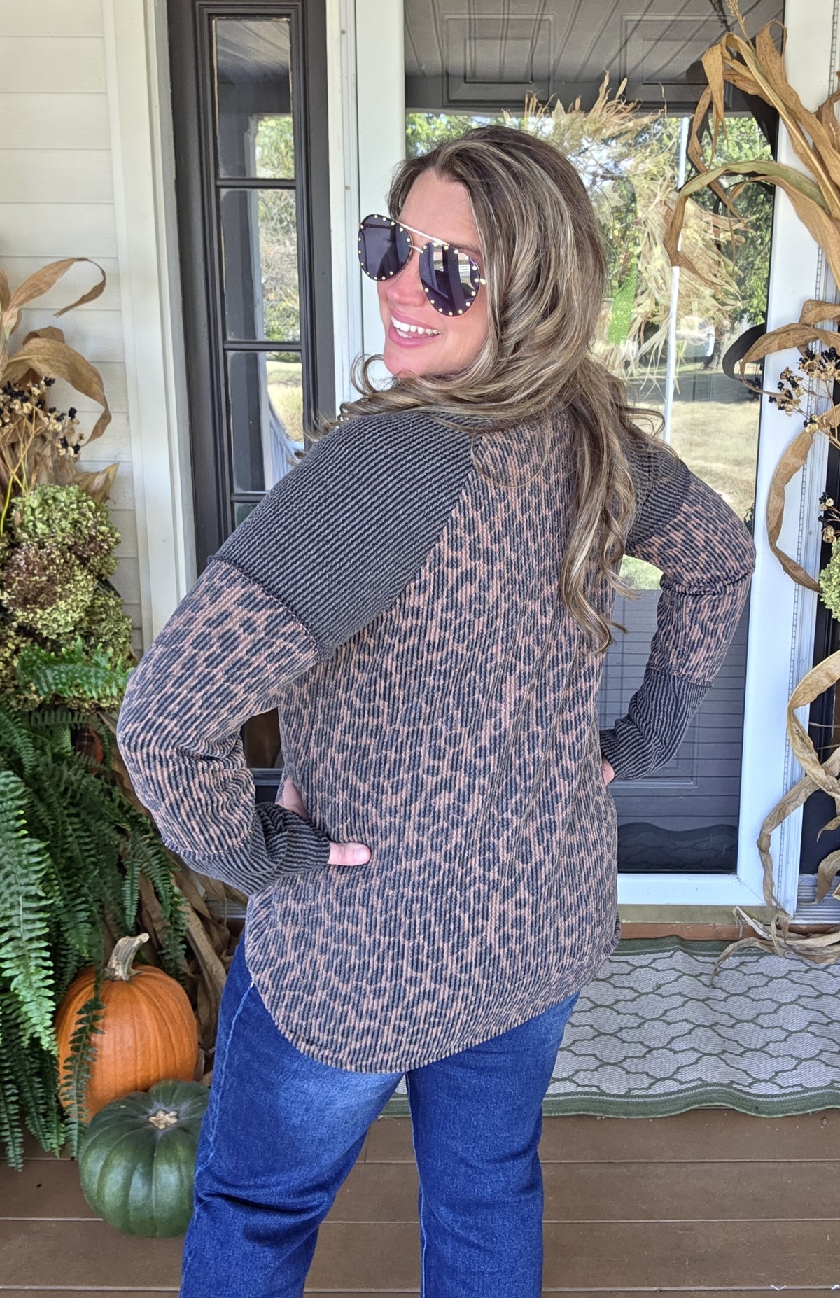 CHARCOAL/BROWN RASIED RIBBED ANIMAL PRINT TOP W/ CENTER SEAM