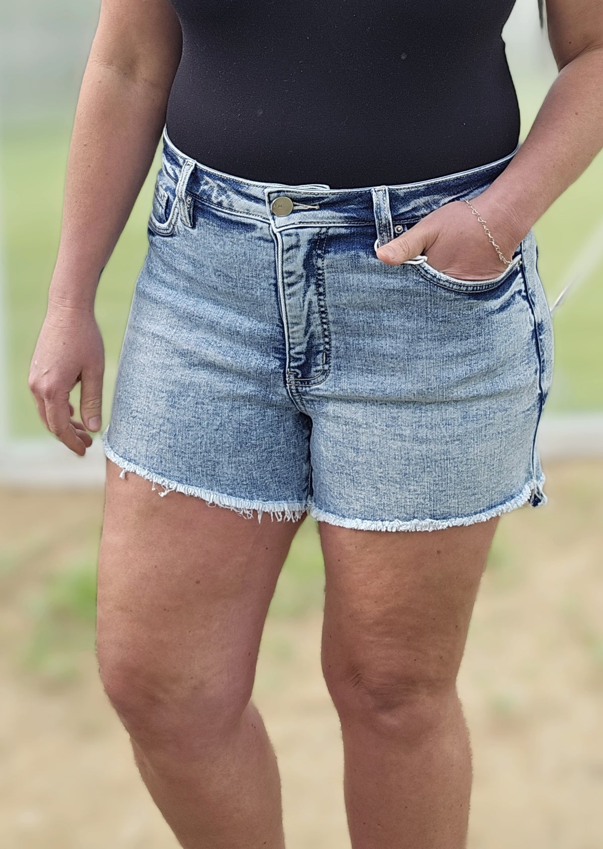 RFM STEP HEM ACID WASH SHORTS
