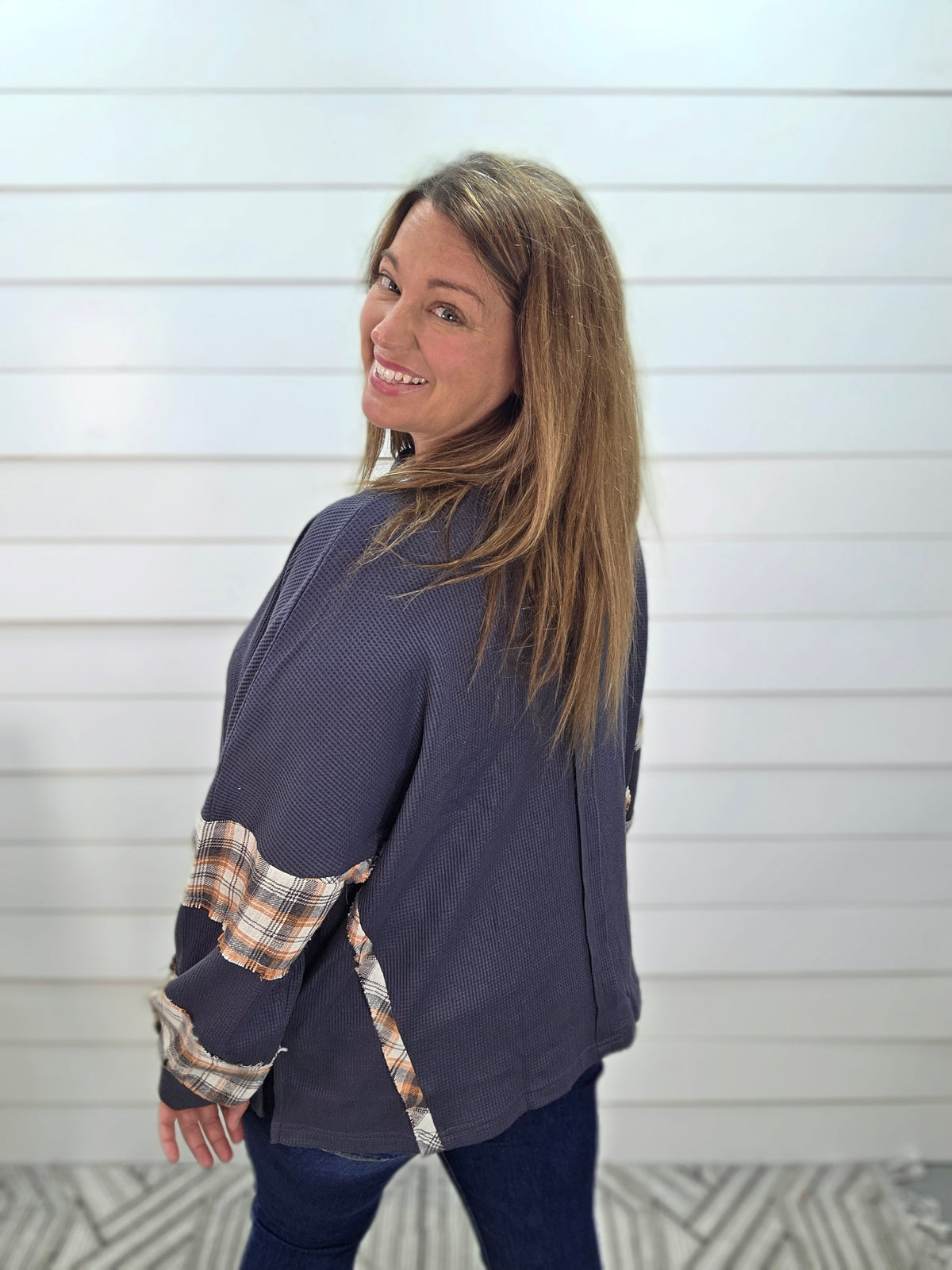 CHARCOAL WAFFLE TEXTURE/PLAID CONTRAST KNIT TOP