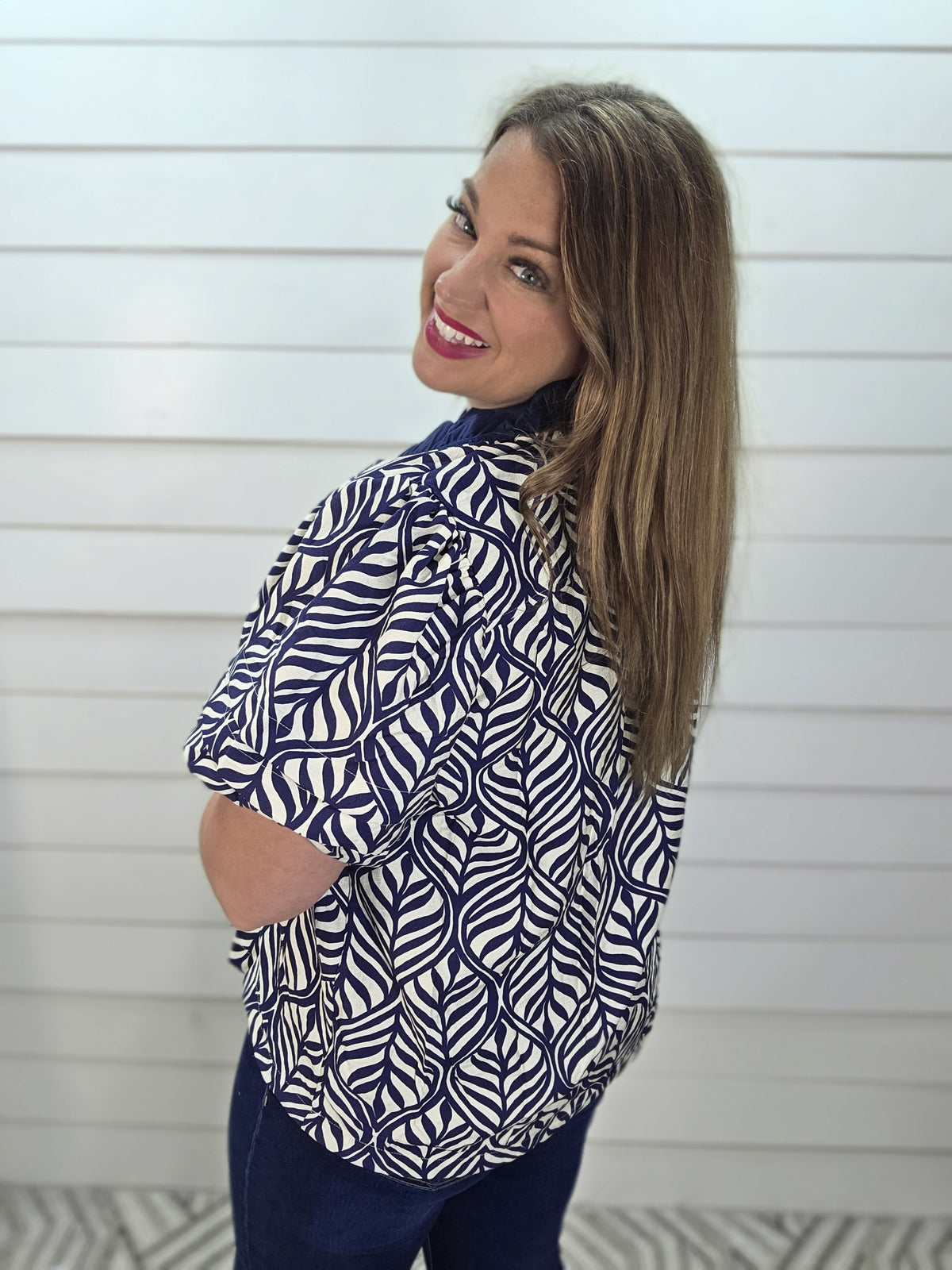 NAVY/CREAM PRINTED V NECK TOP W/ BUBBLE SLEEVE AND SCALLOPED NECKLINE