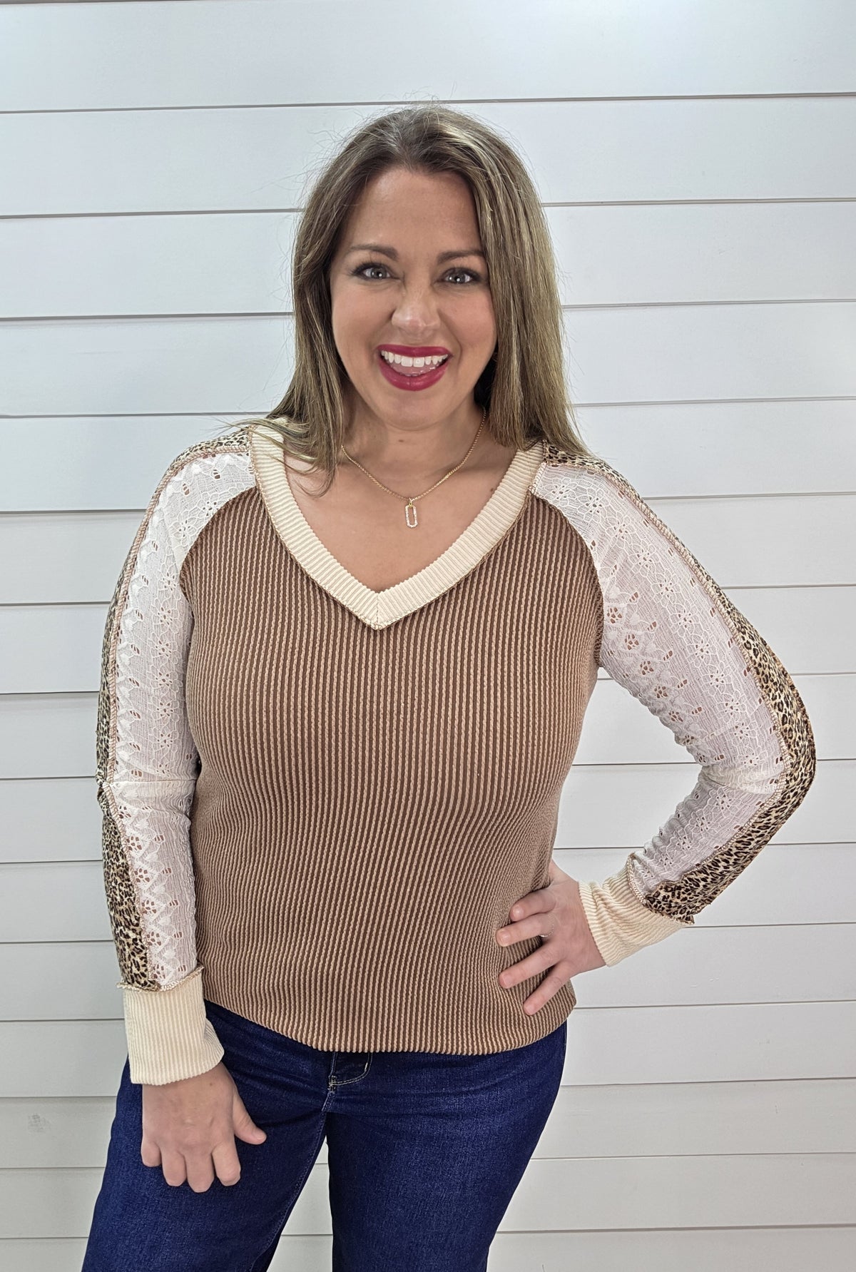 CHESTNUT RAISED RIBBED V NECK TOP W/ LACE/ANIMAL SLEEVE