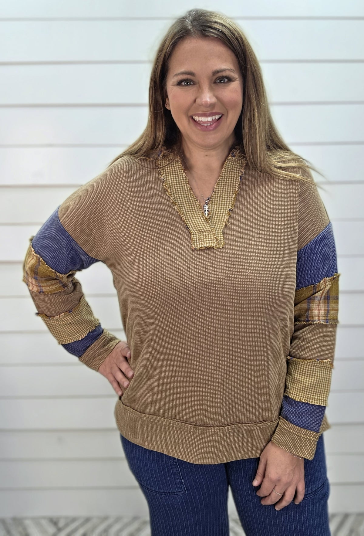 CAMEL WAFFLE TEXTURE COLORBLOCK SLEEVE W/ V NECK GINGHAM TRIM