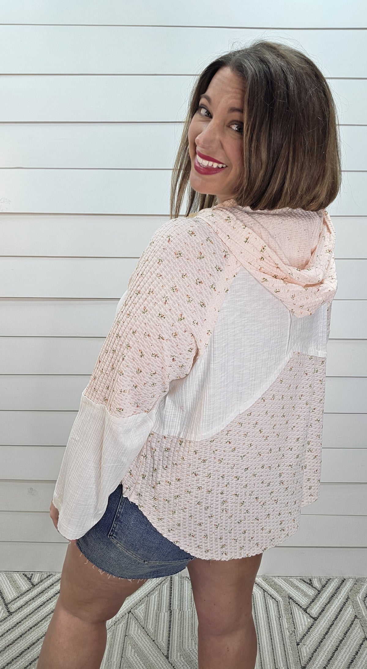 POL BLUSH/OFF WHITE FLORAL LIGHT WEIGHT HOODED TOP