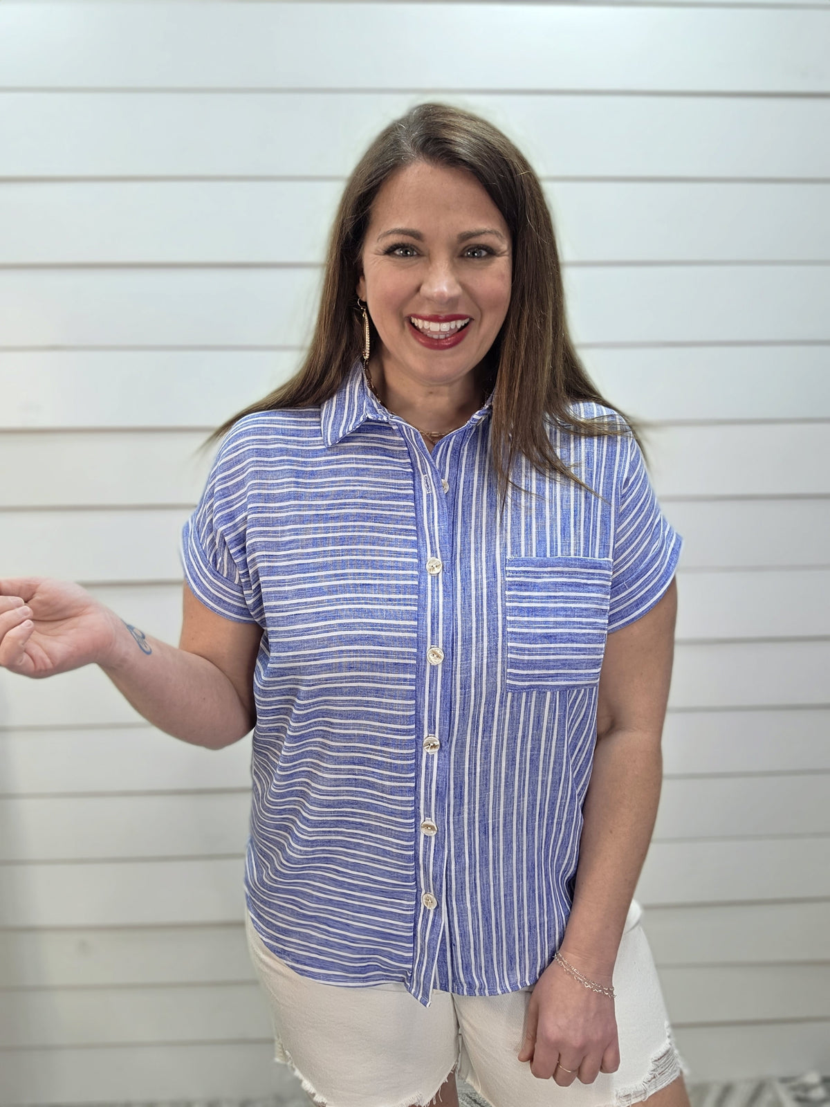 CHAMBRAY STRIPED CONTRAST BUTTON TOP