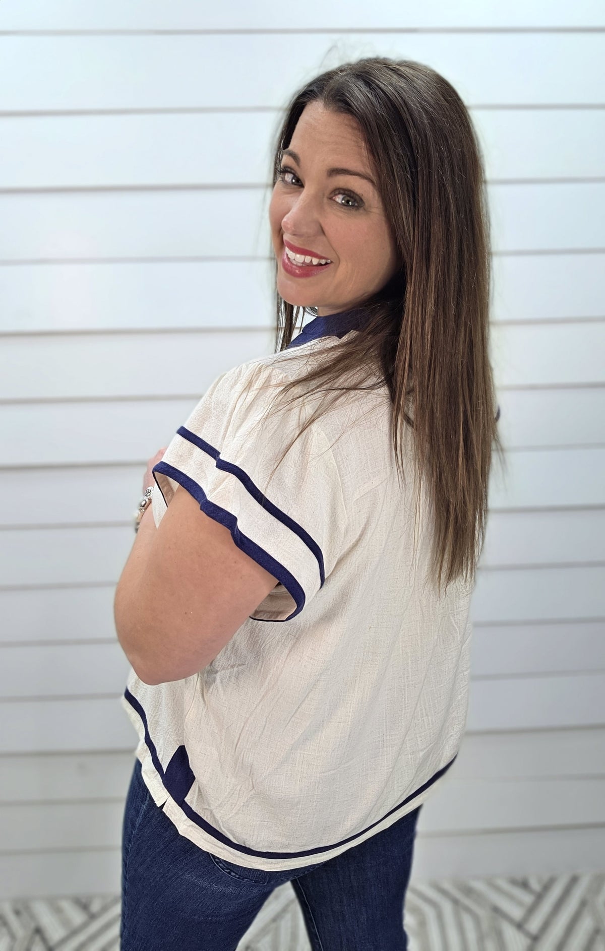 OATMEAL/NAVY LINEN V NECK TOP