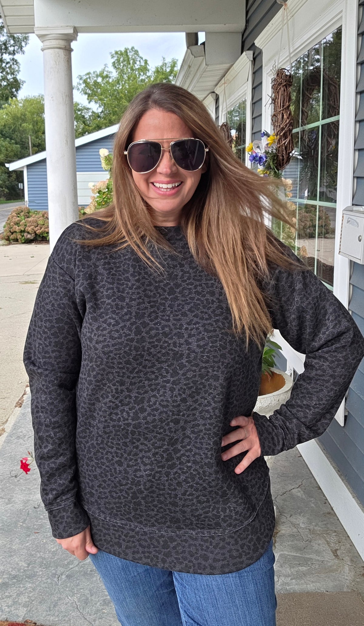 CHARCOAL LEAOPED FLEECE LINED CURVED HEM PULLOVER