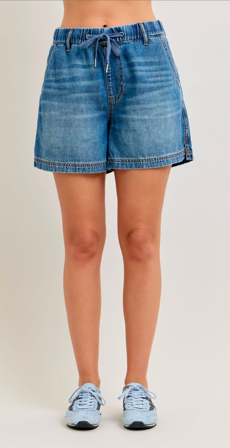 JUDY BLUE HIGH WAIST FEATHERWEIGHT JOGGER SHORT MEDIUM WASH