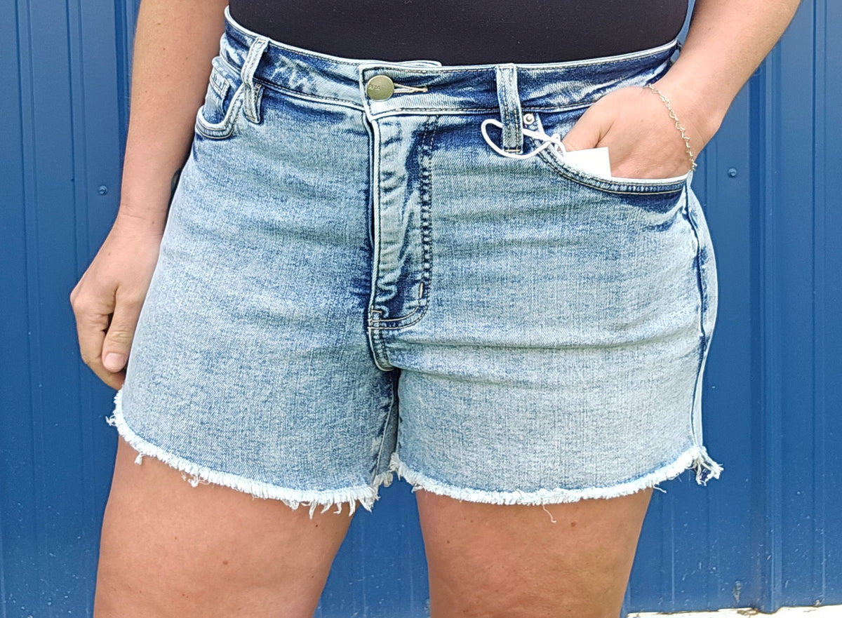 RFM STEP HEM ACID WASH SHORTS
