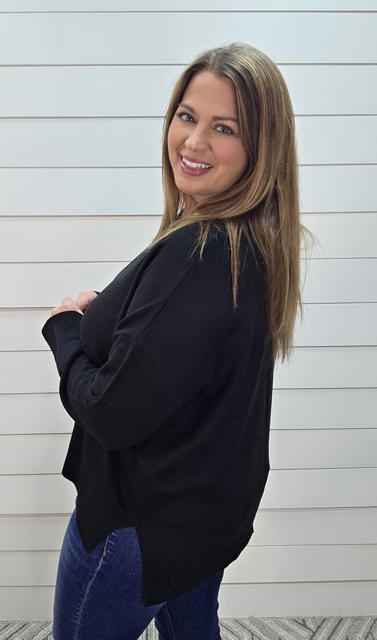 BLACK CREW NECK LOOSE FIT CENTER SEAM LIGHT WEIGHT SWEATER