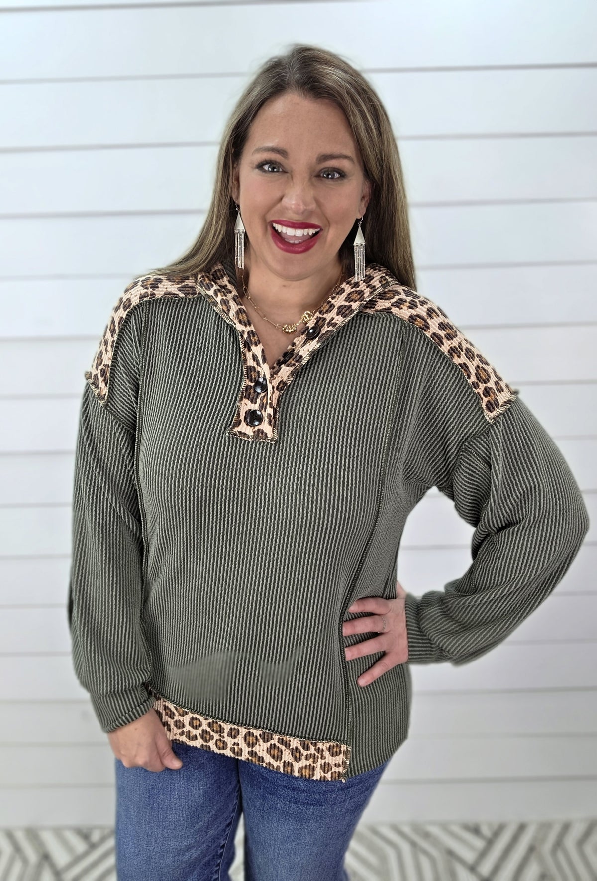 OLIVE RAISED RIBBED/ ANIMAL TRIM HOODED BUTTON TOP