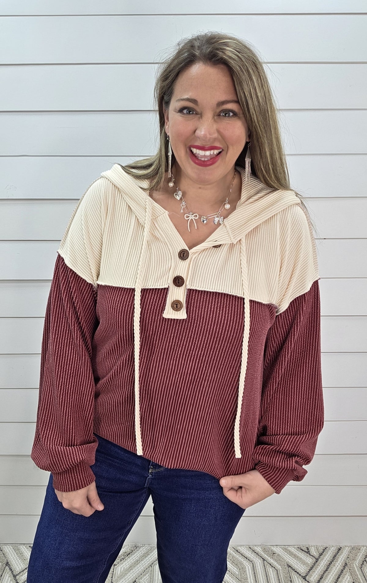 CREAM/BURGUNDY RAISIED RIBBED HOODED TOP