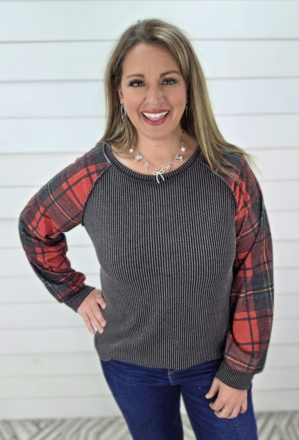 CHARCOAL RAISED RIBEED/PLAID SLEEVE CONTRAST TOP