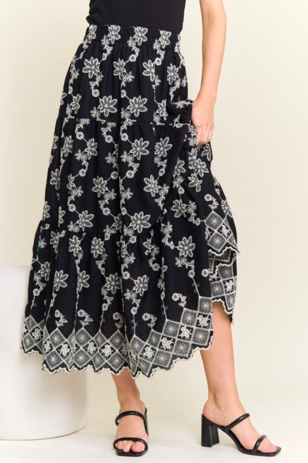 BLACK FLORAL STITCHED PULL ON SKIRT