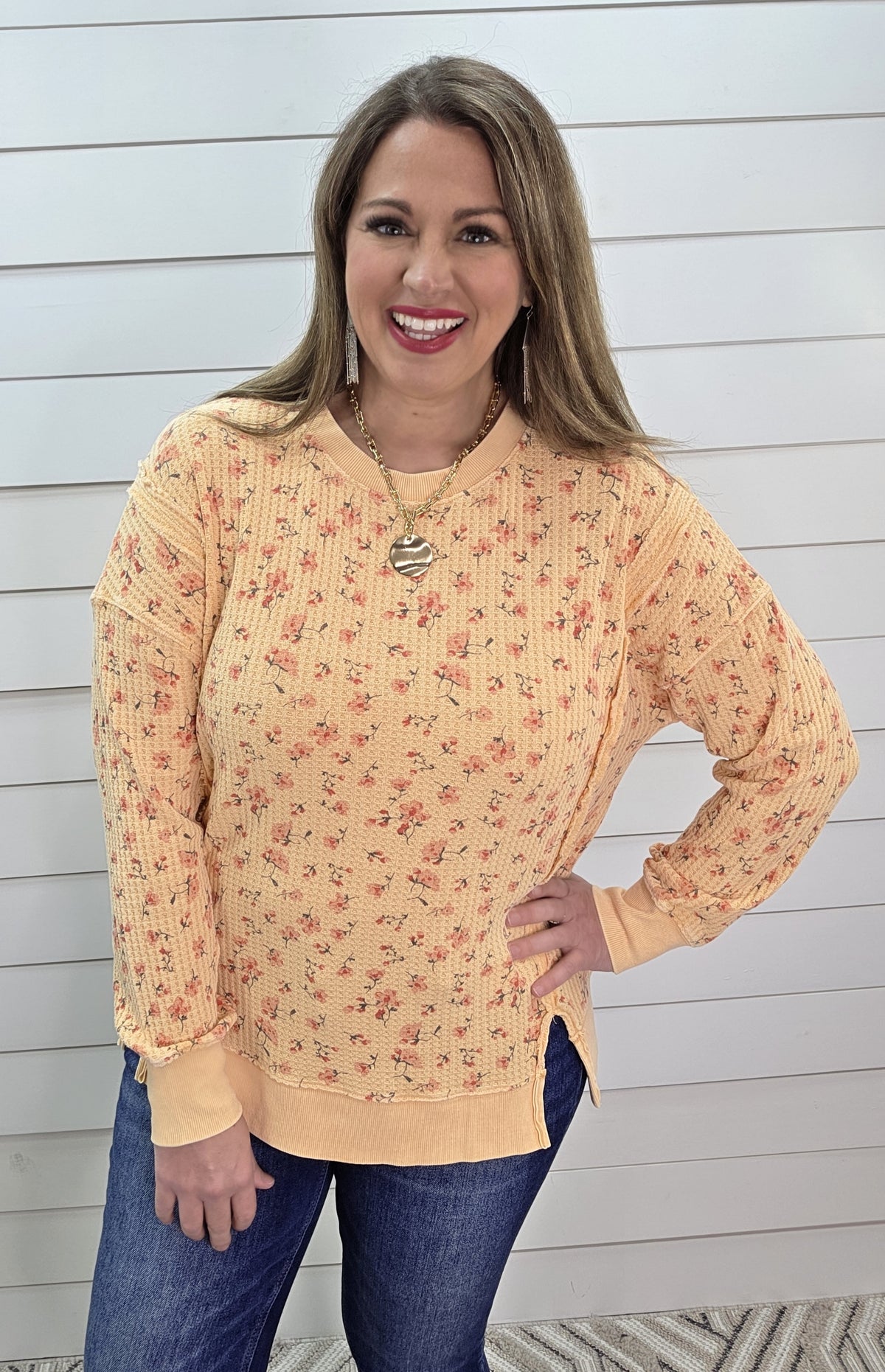 STRAW WAFFLE TEXTURE OVERSIZED FLORAL TOP W/ SPLIT HEM