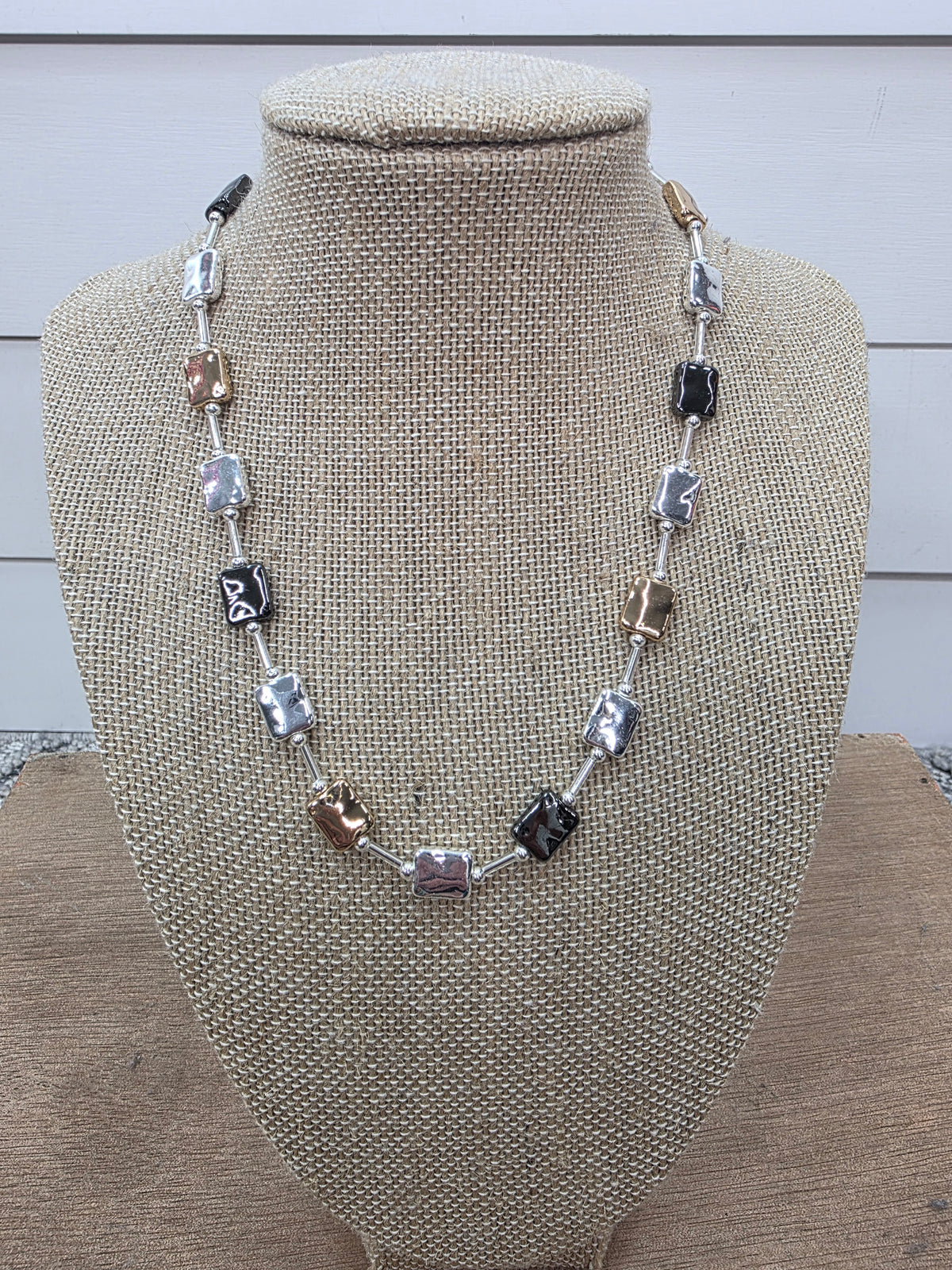 MULTI TONE BLOCK BEADED NECKLACE