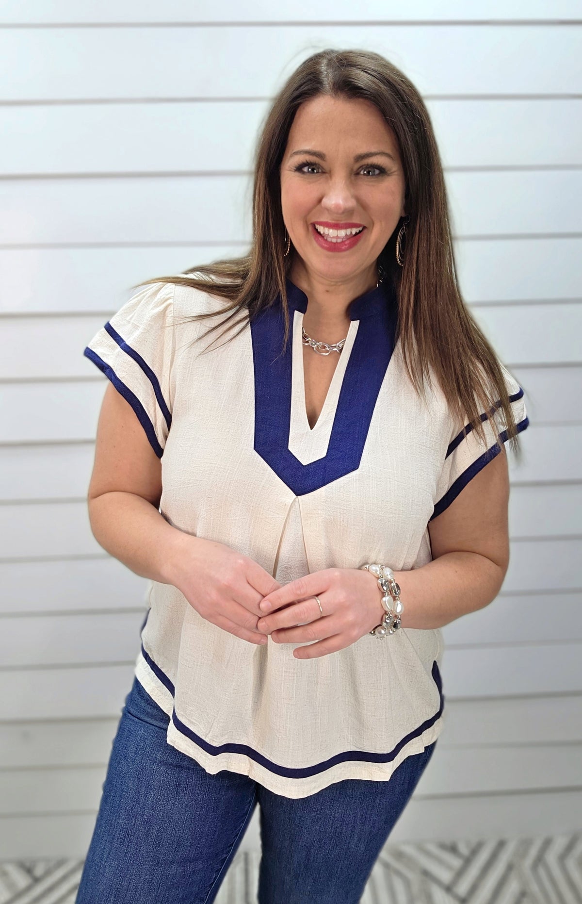 OATMEAL/NAVY LINEN V NECK TOP