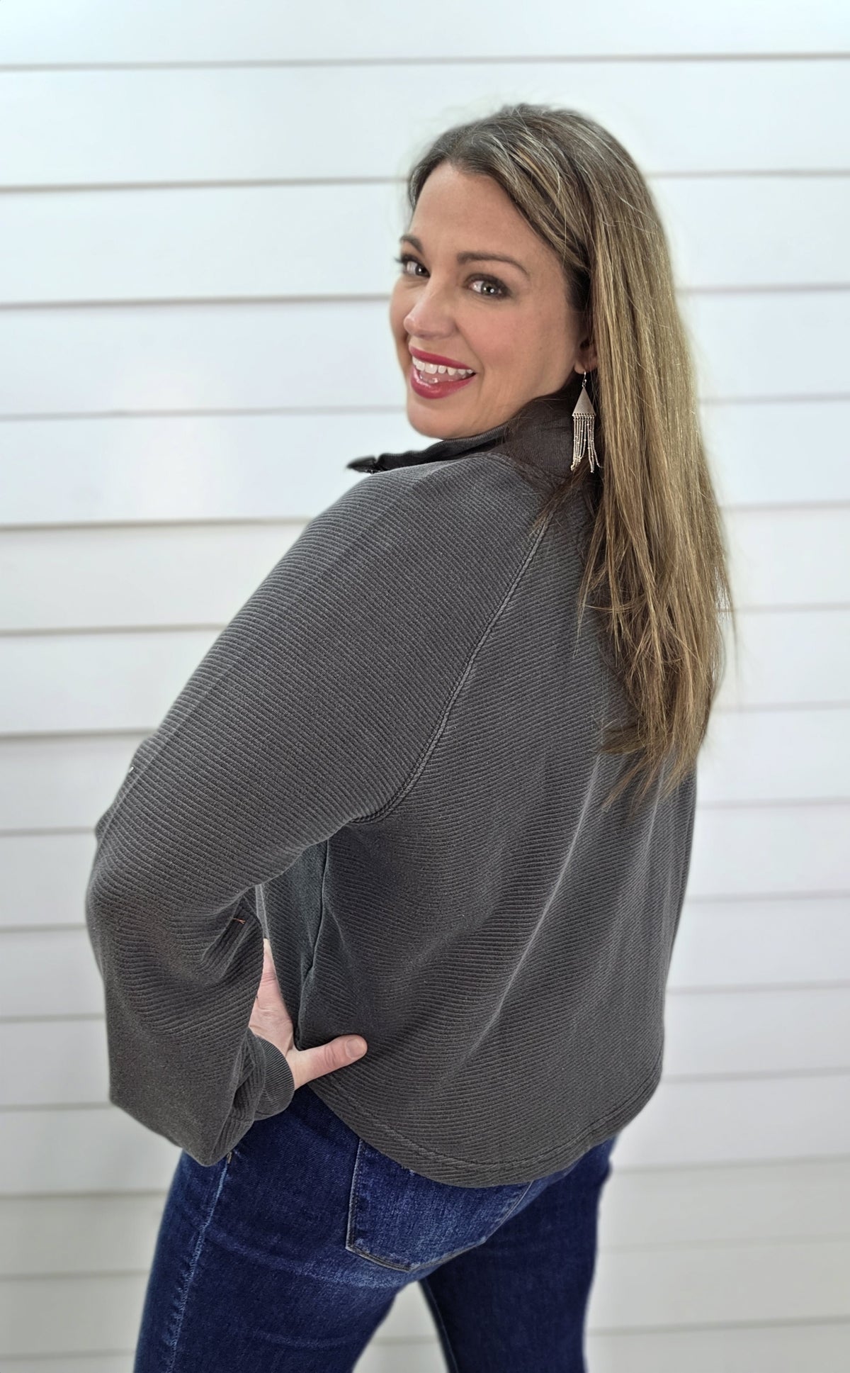 CHARCOAL TEXTURED SNAP BUTTON KNIT TOP