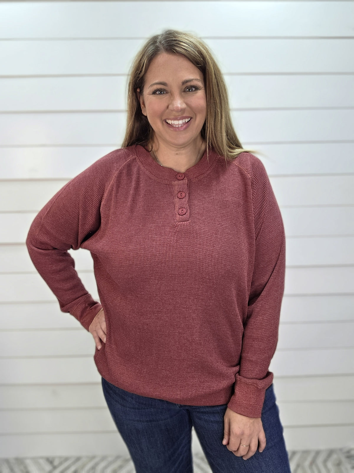 WINE WAFFLE TEXTURED BUTTON HENLEY KNIT TOP