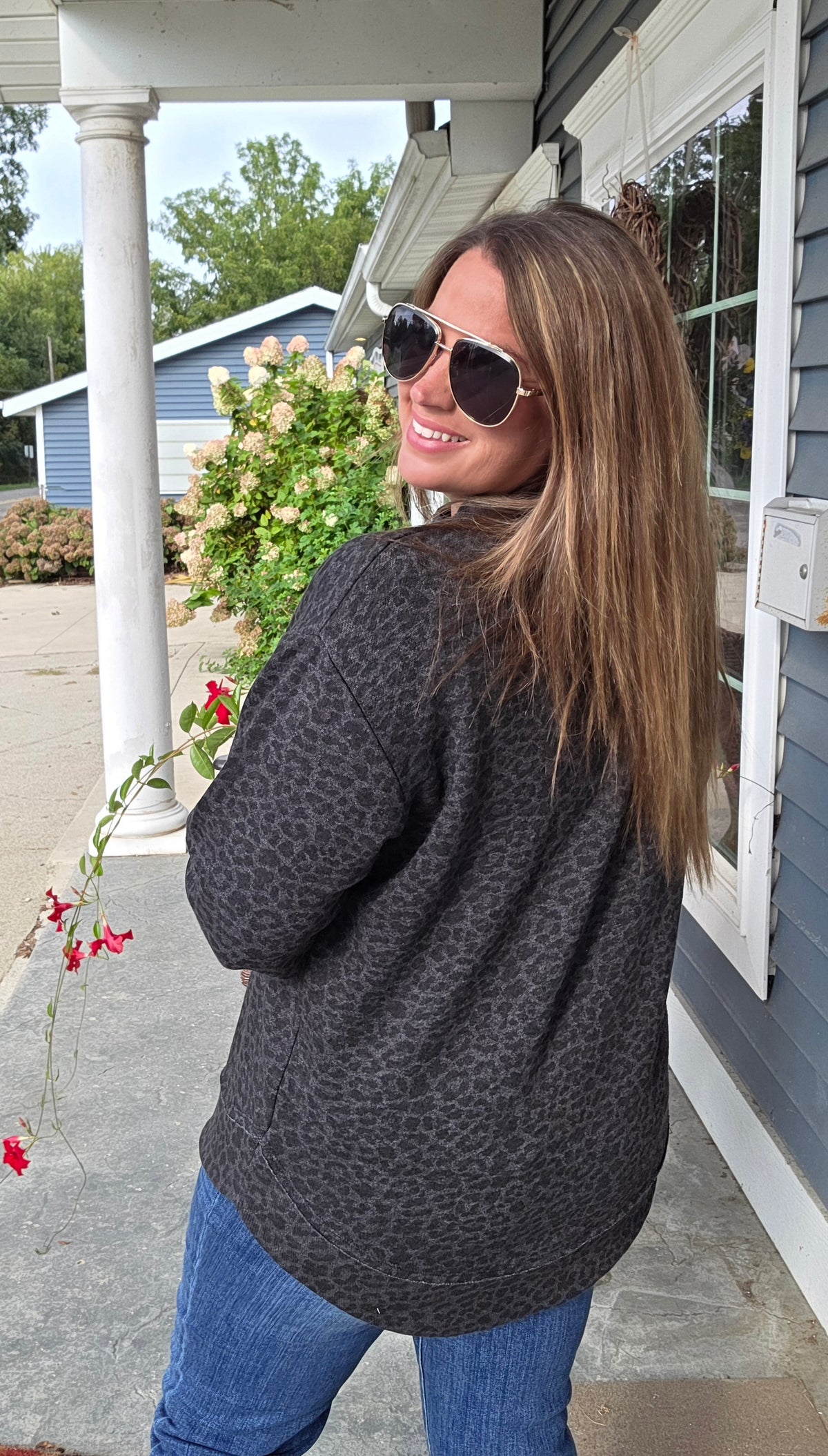 CHARCOAL LEAOPED FLEECE LINED CURVED HEM PULLOVER
