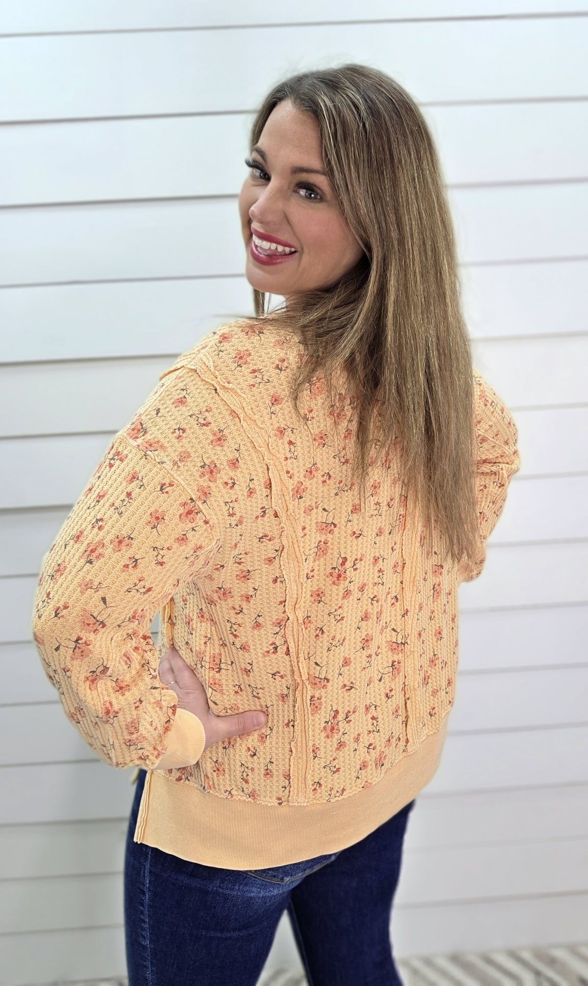 STRAW WAFFLE TEXTURE OVERSIZED FLORAL TOP W/ SPLIT HEM